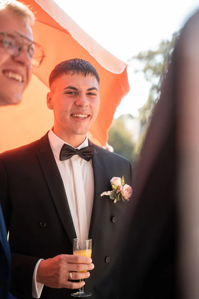 Bräutigam mit Sektglas, Hochzeit am Schloss Schwetzingen