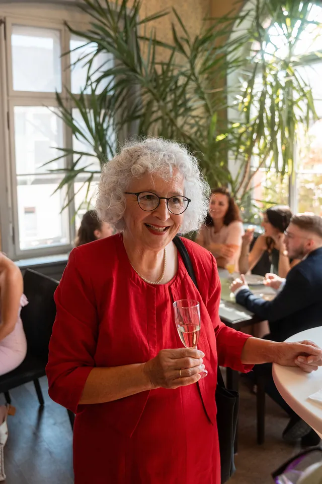 Großmutter stößt mit Sekt an, Hochzeit am Schloss Schwetzingen