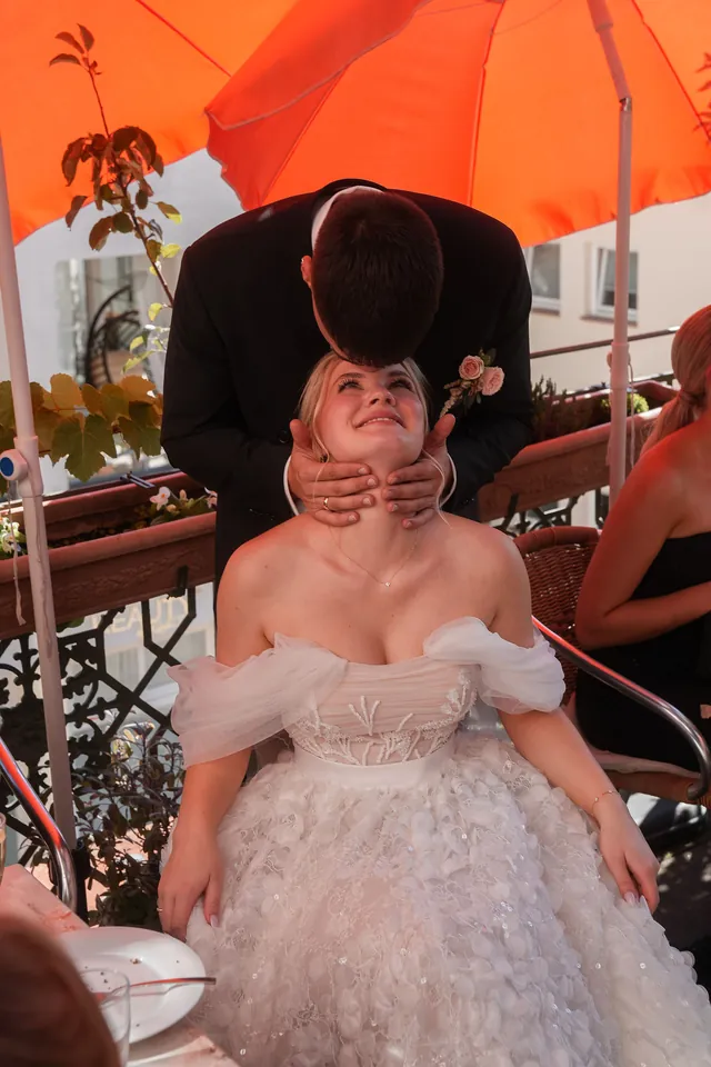 Bräutigam küsst die Braut auf den Kopf, Hochzeit am Schloss Schwetzingen