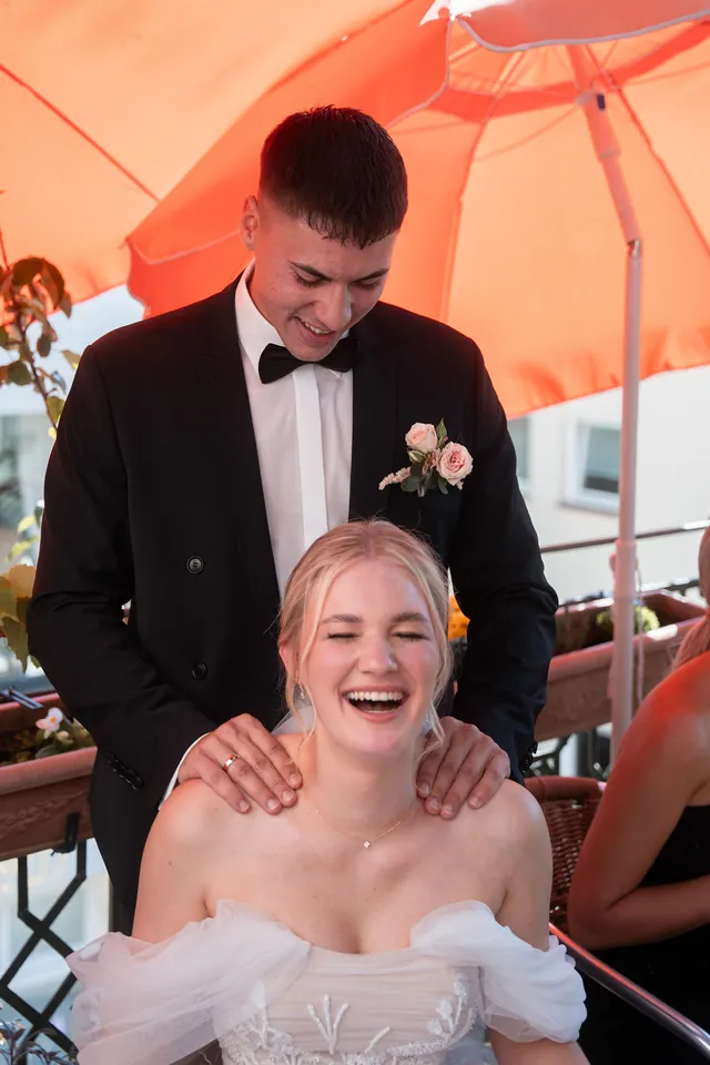 Braut lacht mit dem Bräutigam, Hochzeit am Schloss Schwetzingen