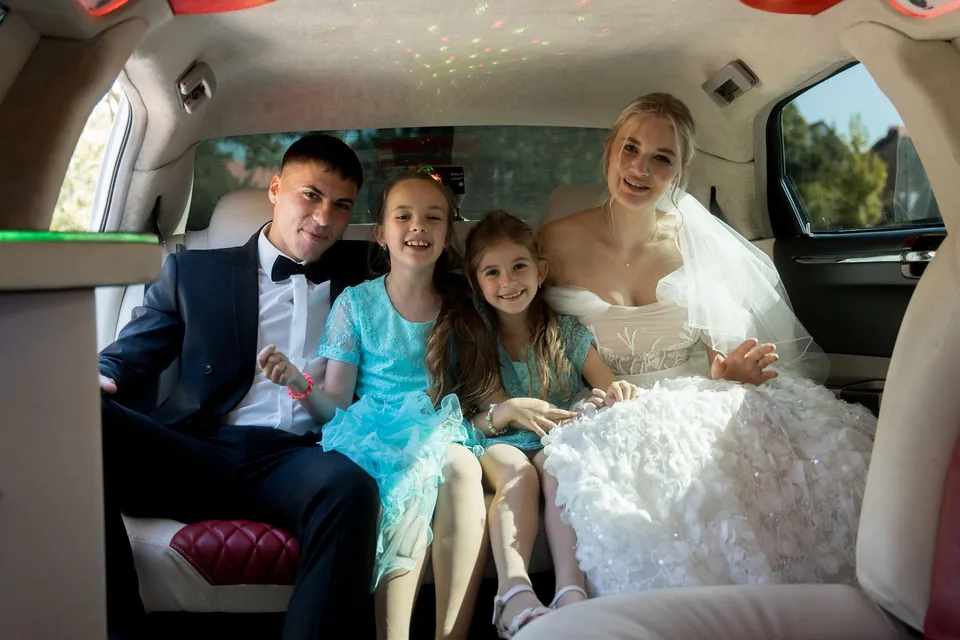 Brautpaar mit den Blumenmädchen in der Limousine, Hochzeit am Schloss Schwetzingen