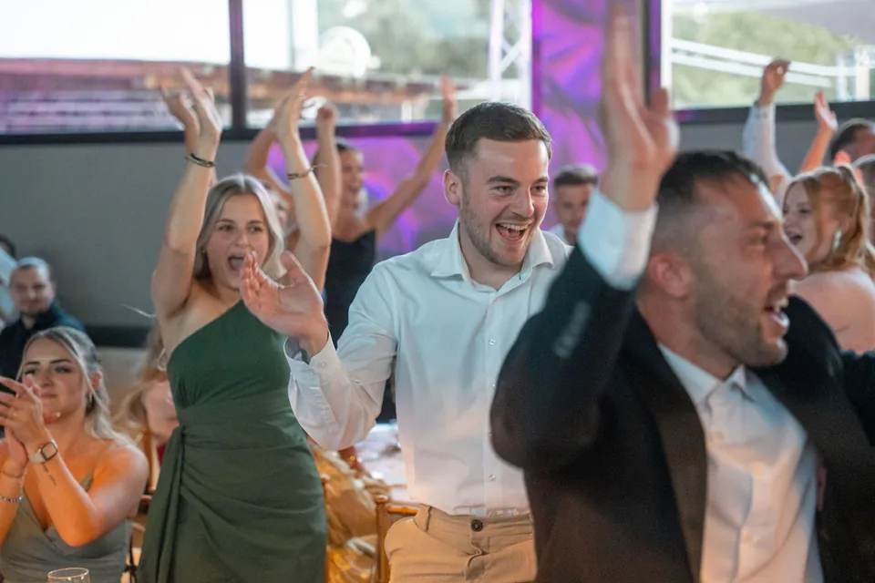 Gäste jubeln im Saal, Hochzeit am Schloss Schwetzingen