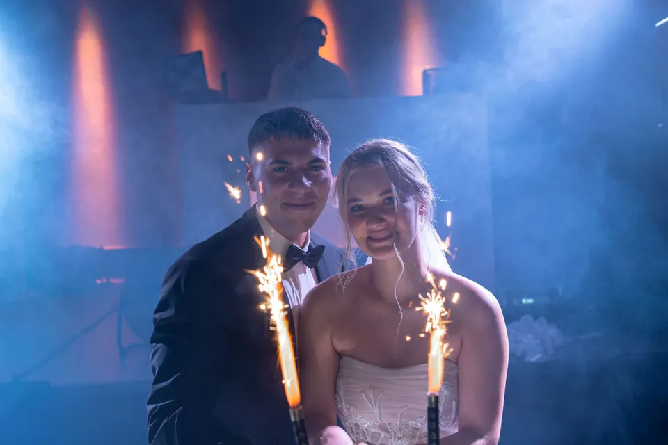 Brautpaar mit Wunderkerzen, Hochzeit am Schloss Schwetzingen