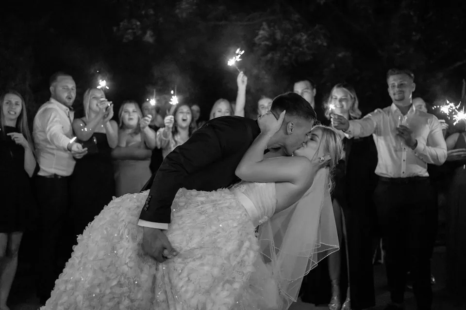 Brautpaar mit Wunderkerzen, schwarz-weiß, Hochzeit am Schloss Schwetzingen