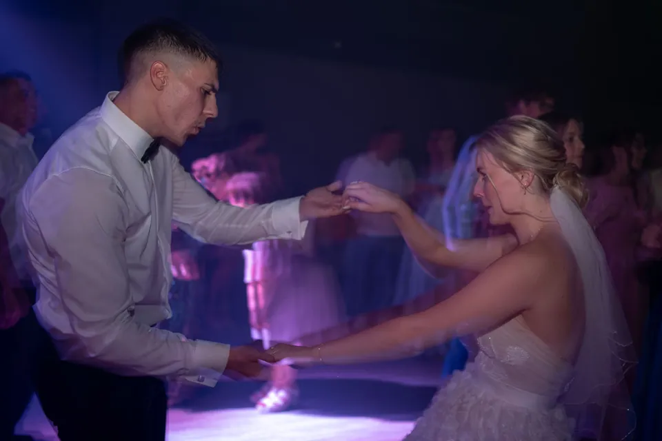 Brautpaar tanzt Hand in Hand, Hochzeit am Schloss Schwetzingen