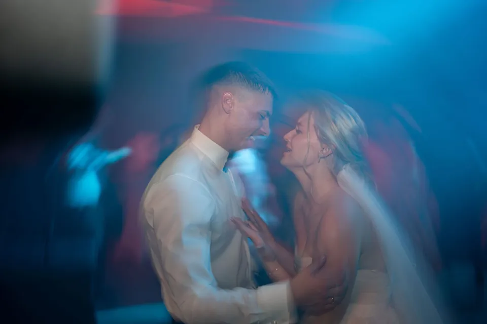 Brautpaar eng umschlungen im Licht, Hochzeit am Schloss Schwetzingen