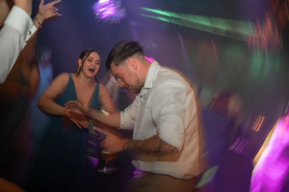 Gäste feiern auf der Tanzfläche, Hochzeit am Schloss Schwetzingen