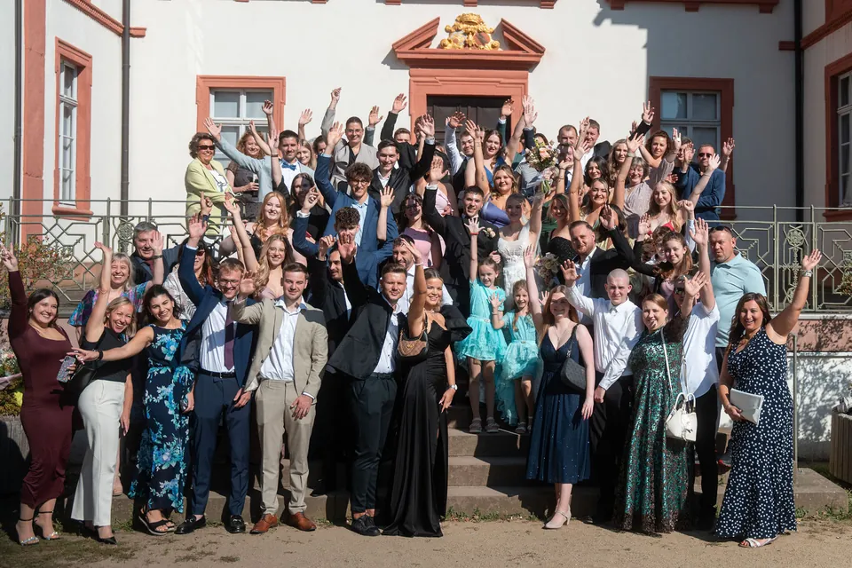 Alle Gäste jubeln vor dem Standesamt, Hochzeit am Schloss Schwetzingen