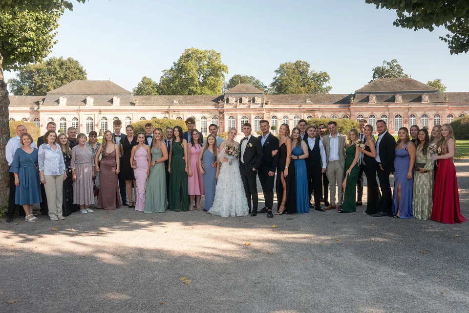 Großes Gruppenbild vor dem Schloss Schwetzingen, Hochzeit am Schloss Schwetzingen