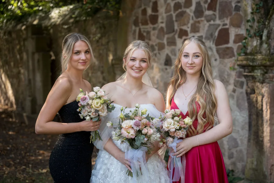 Braut mit ihren Freundinnen, Hochzeit am Schloss Schwetzingen