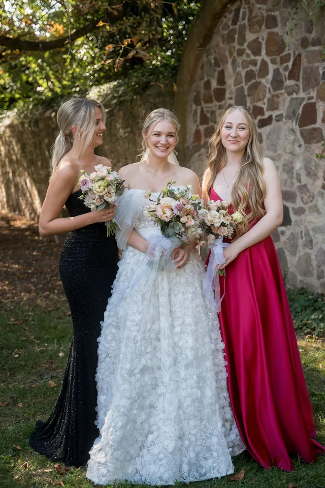 Braut und Freundin jubeln, Hochzeit am Schloss Schwetzingen