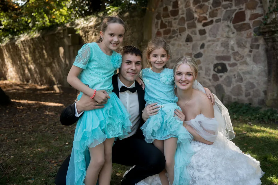 Brautpaar mit den Blumenmädchen, Hochzeit am Schloss Schwetzingen