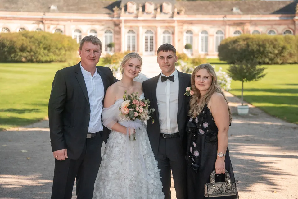 Brautpaar mit Familie vor dem Schloss, Hochzeit am Schloss Schwetzingen