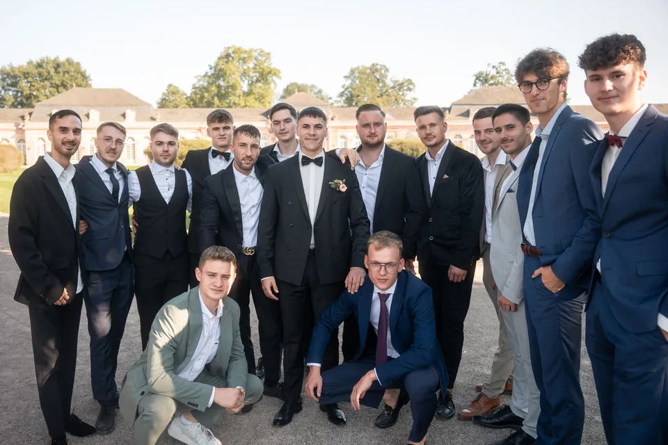 Bräutigam mit seinen Jungs vor dem Schloss, Hochzeit am Schloss Schwetzingen