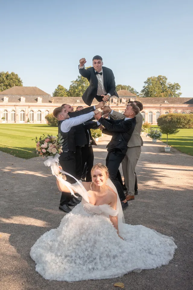 Freunde werfen den Bräutigam in die Luft, Hochzeit am Schloss Schwetzingen