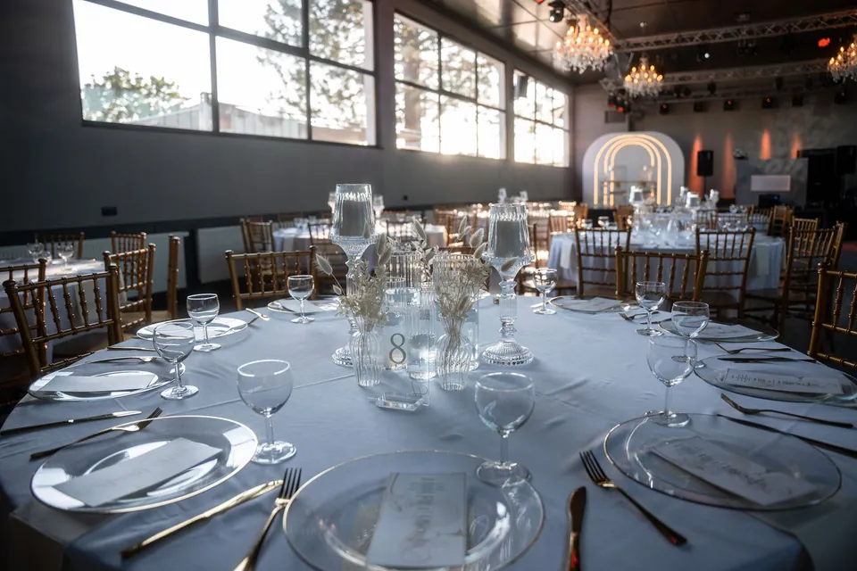 Festsaal mit runden Tafeln, Hochzeit am Schloss Schwetzingen