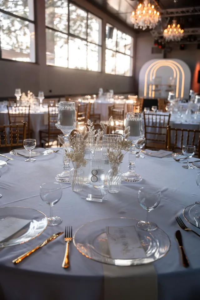 Gedeckter Tisch mit Kristallgläsern, Hochzeit am Schloss Schwetzingen