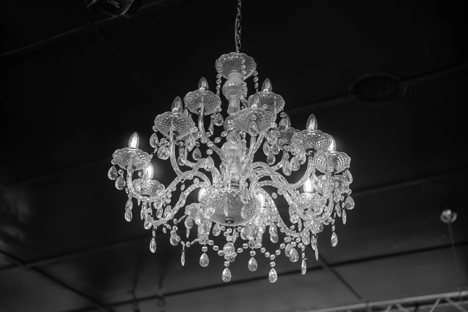 Kristallkronleuchter, schwarz-weiß, Hochzeit am Schloss Schwetzingen