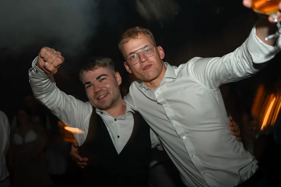Zwei Freunde jubeln in die Kamera, Pigeon Eventhouse Viernheim