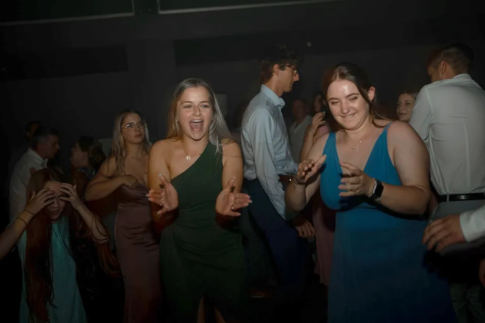 Zwei Freundinnen tanzen lachend auf der Tanzfläche, Pigeon Eventhouse Viernheim