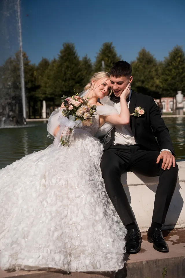 Brautpaar am Wasserbecken im Schlossgarten, Hochzeit am Schloss Schwetzingen