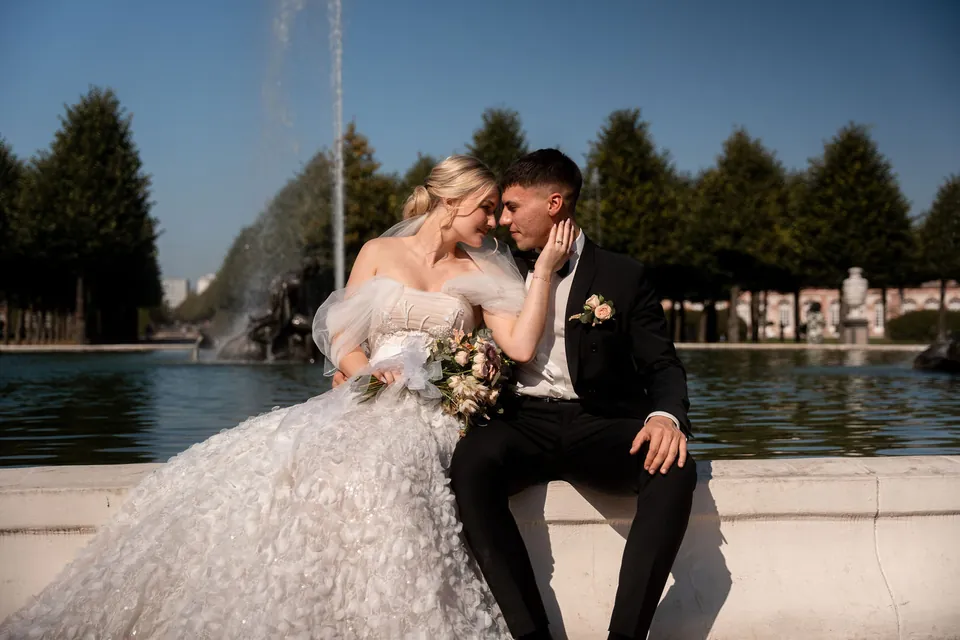 Brautpaar Stirn an Stirn am Wasserbecken, Hochzeit am Schloss Schwetzingen