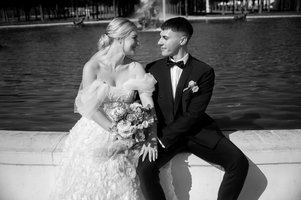 Brautpaar am Wasserbecken, schwarz-weiß, Hochzeit am Schloss Schwetzingen