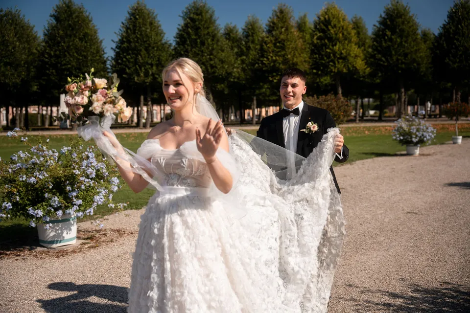 Braut lacht mit wehendem Schleier, Hochzeit am Schloss Schwetzingen
