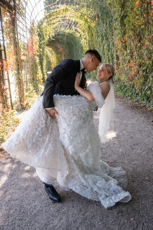 Bräutigam küsst die Braut im Laubengang, Hochzeit am Schloss Schwetzingen