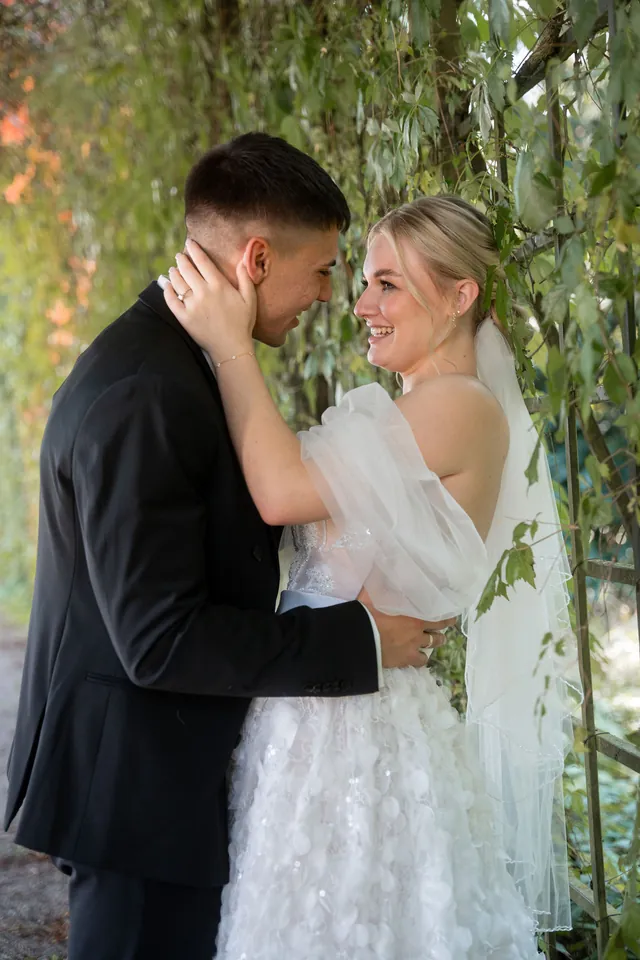 Brautpaar Kopf an Kopf im Laubengang, Hochzeit am Schloss Schwetzingen