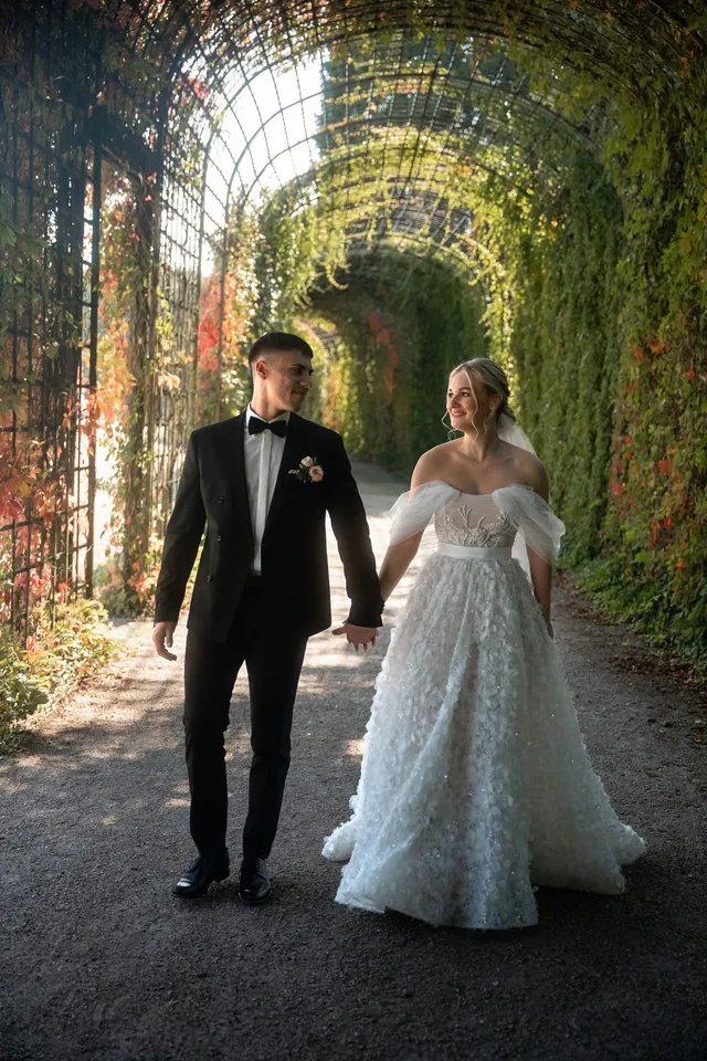 Brautpaar im grünen Laubengang, Hochzeit am Schloss Schwetzingen