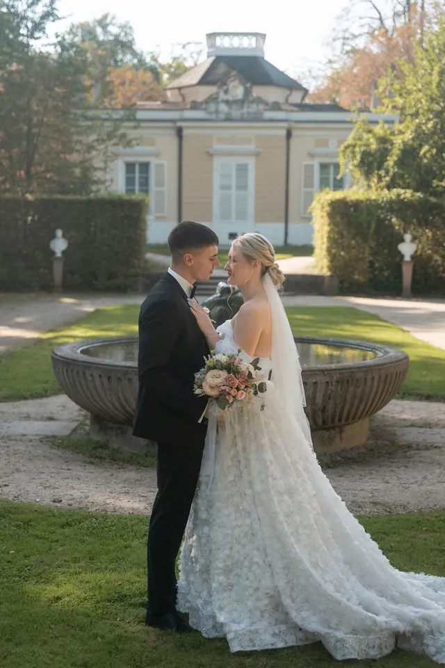 Brautpaar am Brunnen vor dem Pavillon, Hochzeit am Schloss Schwetzingen