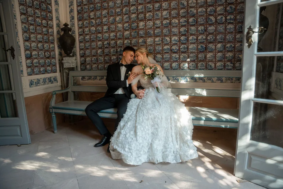 Brautpaar im gekachelten Pavillon, Hochzeit am Schloss Schwetzingen