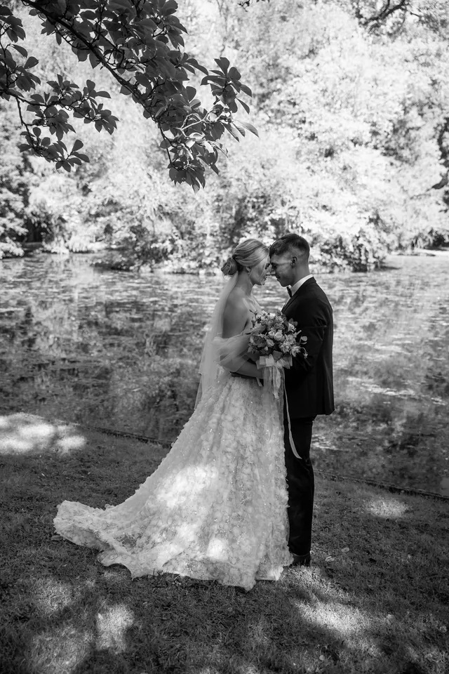 Brautpaar am Wasser, schwarz-weiß, Hochzeit am Schloss Schwetzingen