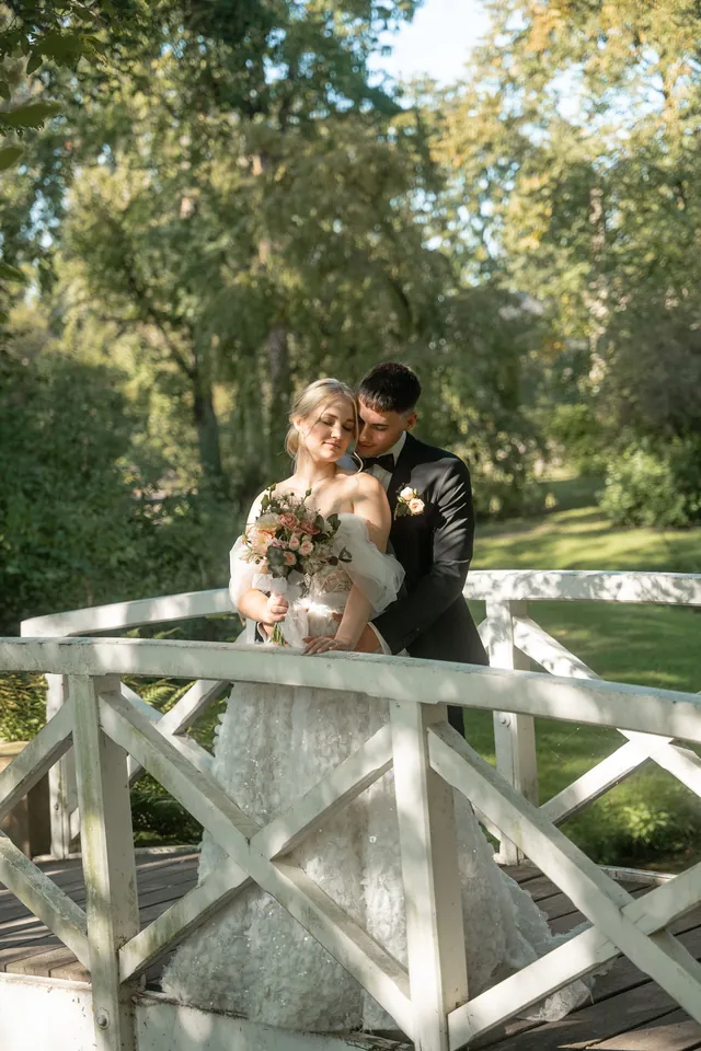 Brautpaar auf der weißen Brücke, Hochzeit am Schloss Schwetzingen