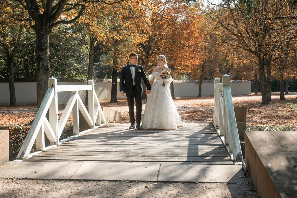 Brautpaar auf der Brücke im Herbstlaub, Hochzeit am Schloss Schwetzingen