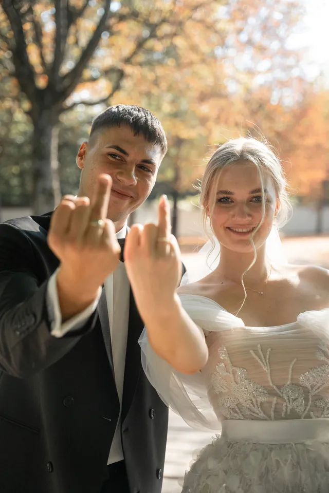 Brautpaar zeigt die Eheringe, Hochzeit am Schloss Schwetzingen