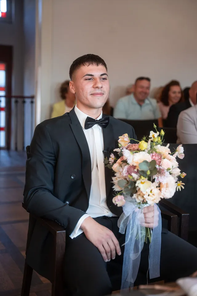 Bräutigam wartet mit dem Brautstrauß, Hochzeit am Schloss Schwetzingen