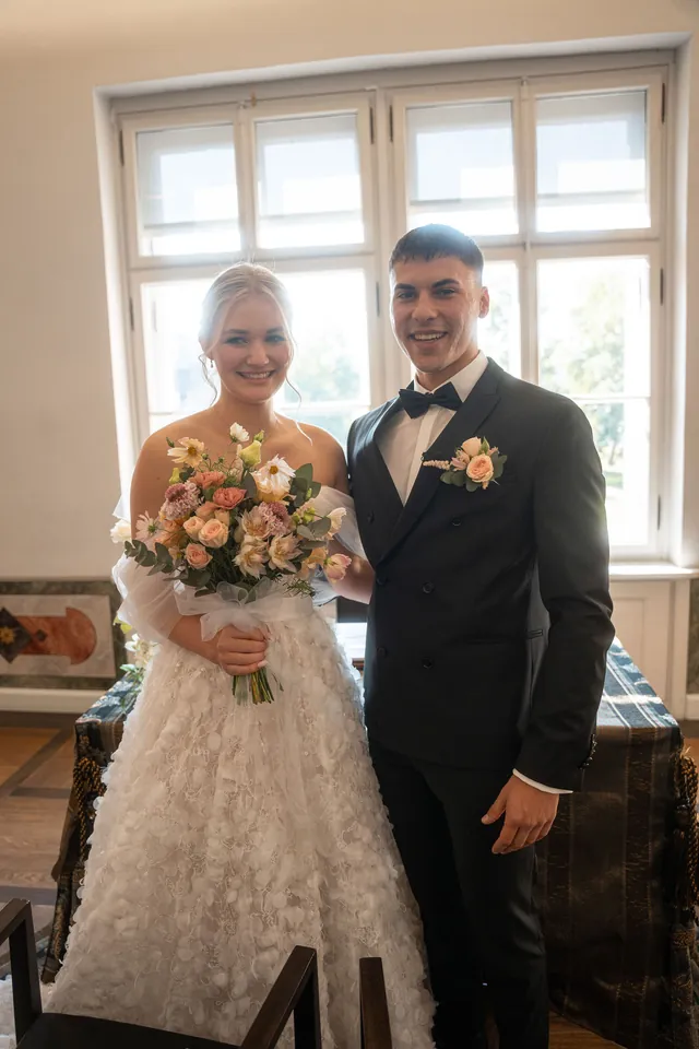 Brautpaar vor dem Standesbeamten, Hochzeit am Schloss Schwetzingen