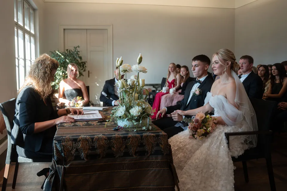 Brautpaar während der Trauung, Hochzeit am Schloss Schwetzingen