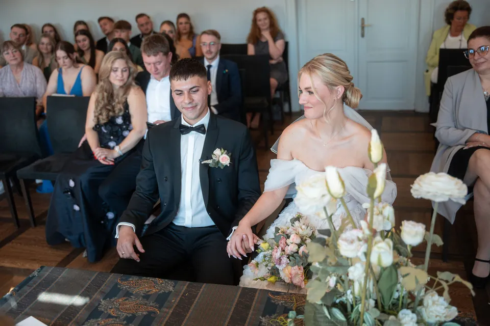 Unterschrift im Trauzimmer, Hochzeit am Schloss Schwetzingen