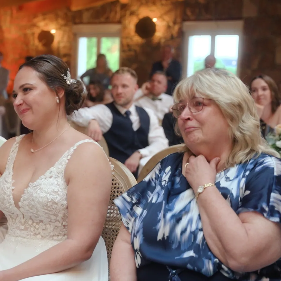 Braut und Mutter gerührt bei den Reden im Festsaal, Wilhelmsgut Heidelberg