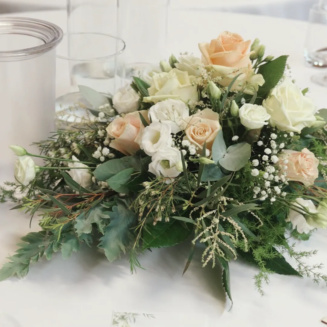Blumengesteck in Pfirsich und Creme als Tischdeko, Wilhelmsgut Heidelberg