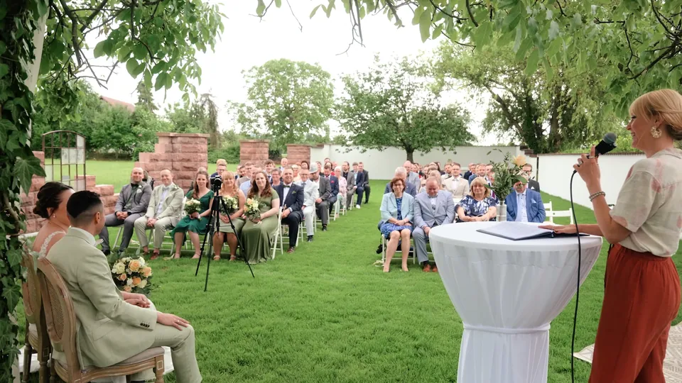 Freie Trauung im Garten mit Blick aufs Feld und alten Sandsteinmauern, Wilhelmsgut Heidelberg
